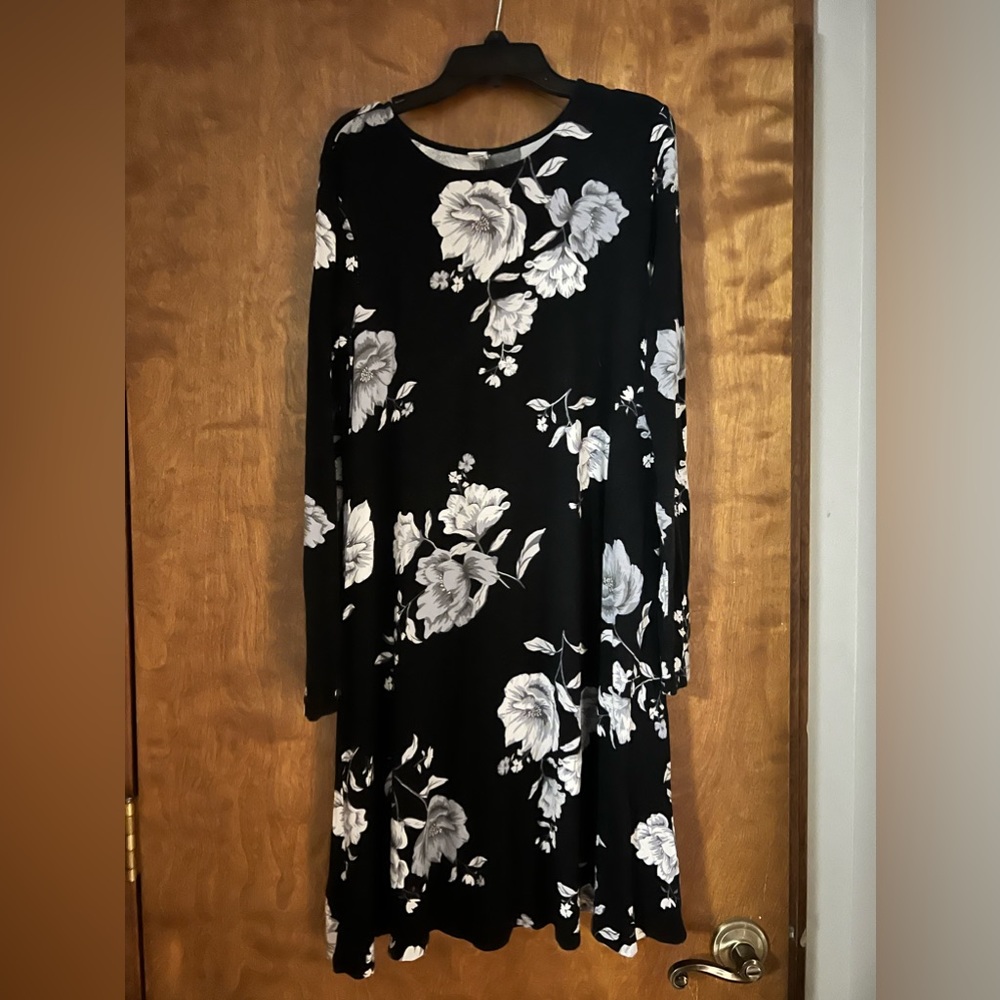 Woman’s old navy floral dress.